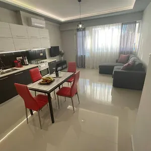 https://maxim-deluxe-apartment.rethymnohotels.net