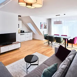 Appartement Myfavorit - Spacious Next To Puplic Transport U1 Direct Connection To Citycenter, Wenen