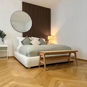 Designer Near Main Station Apartment